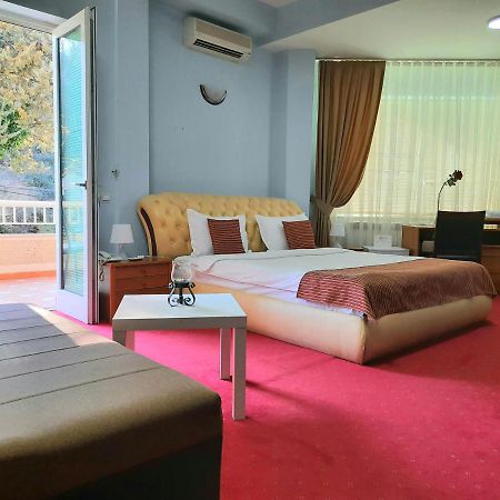 Hotel Aristocrat & Fish Restaurant Скопье Экстерьер фото