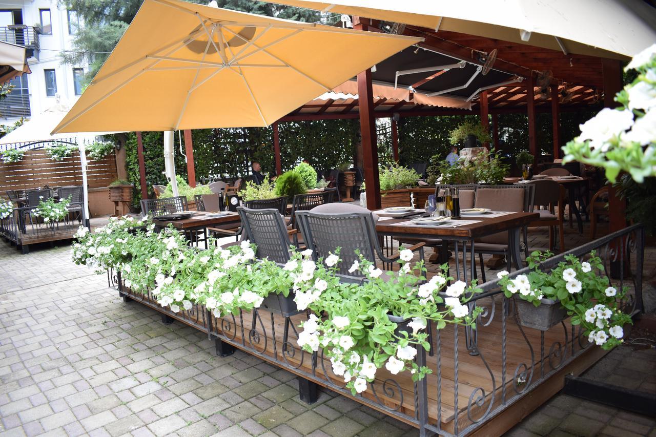 Hotel Aristocrat & Fish Restaurant Скопье Экстерьер фото