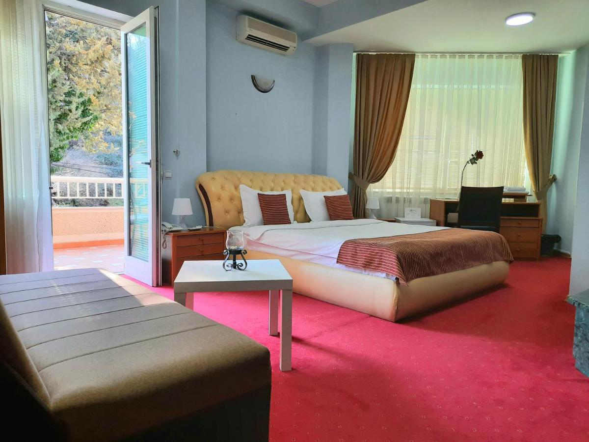 Hotel Aristocrat & Fish Restaurant Скопье Экстерьер фото